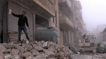 سكان معرة النعمان بإدلب ينزحون بسبب استمرار قصف قوات النظام