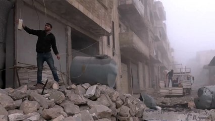 سكان معرة النعمان بإدلب ينزحون بسبب استمرار قصف قوات النظام