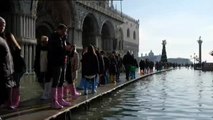 El agua alta vuelve con fuerza a Venecia