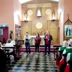 Esta mujer interrumpe a gritos al coro de una iglesia con una petición muy particular