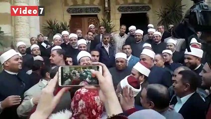 العاملين بالأوقاف يستقبلون الوزير بالورد لتهنئته بتجديد الثقة واستمراره وزيرا للأوقاف