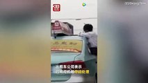 Así hace su tarea este escolar en el techo de un taxi en marcha