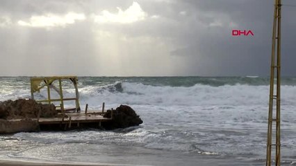Antalya'da dev dalgalar, falezleri dövdü-3