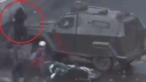 Cile: Manifestante Schiacciato Fra Due Mezzi Blindati Della Polizia