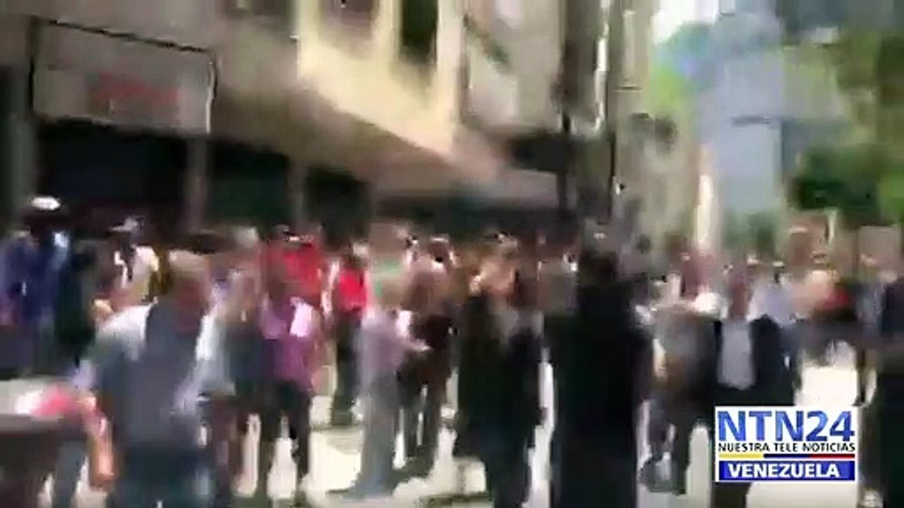 Con estas ganas intentan partirle la cara a Zapatero en Venezuela: "¡Asesino!"