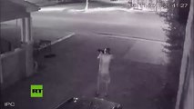 Este hombre en calzoncillos dispara contra la Policía