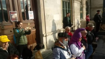 Pensionistas piden a Olentzero que deje "carbón" a los políticos