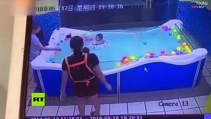 Este bebé casi muere ahogado por el tremendo despiste de sus cuidadores