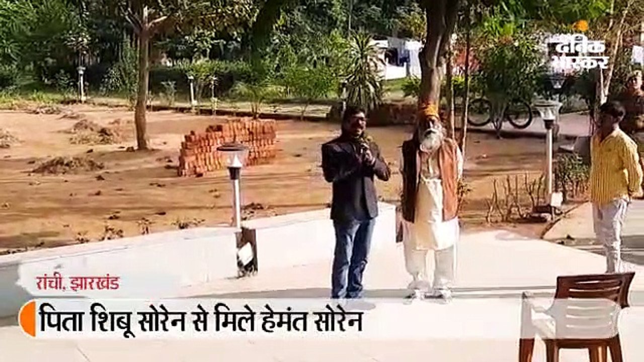 बहुमत मिलने पर हेमंत सोरेन ने परिवार के साथ मस्...