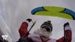 Les images de pères Noël descendant en parapente pour le bonheur des enfants en Arménie