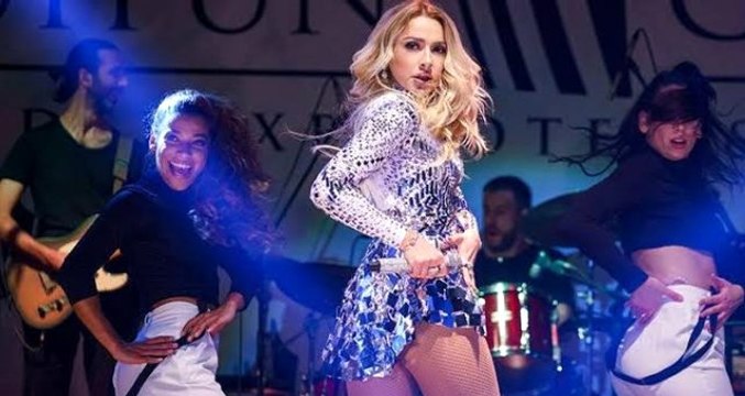 Hadise, göğüs dekolteli kırmızı elbisesiyle takipçilerini büyüledi