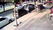 Otomobilde yanında oturan kadını ağzından bıçakladı - Güvenlik kamerası