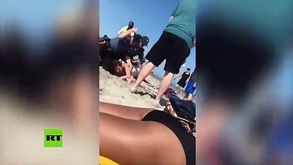 ¡Terrible! Así golpea en la cabeza este agente de Policía a una joven durante un arresto en la playa