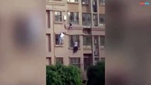 Dos impresionantes ’hombres araña' trepan cuatro pisos para salvar a un niño