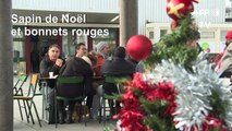 Retraites: des grévistes organisent un banquet de Noël devant une gare SNCF (2)