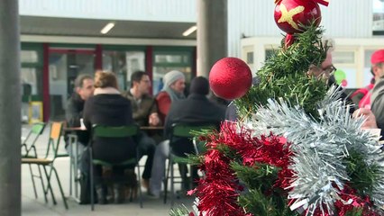 Retraites: des grévistes organisent un banquet de Noël devant une gare SNCF (2)