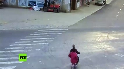 Este coche embiste a un ciclomotor y arroja a 10 metros a una mujer