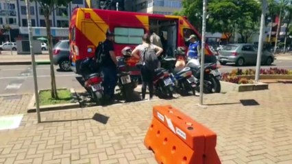 Motociclista é atendida pelo Siate na Av. Brasil
