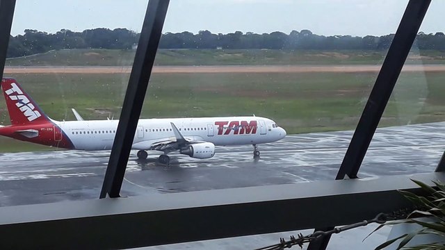 [SBEG Spotting]Airbus A321 PT-XPQ taxia na pista do Aeroporto de Manaus antes de decolar para Brasília(21/12/2019)