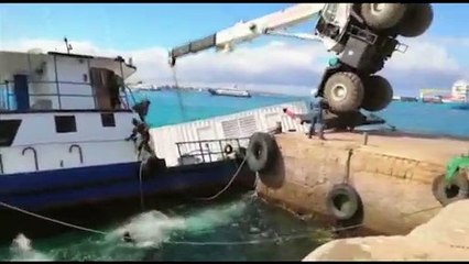Marée noire aux Galapagos après le chavirage d'une barge