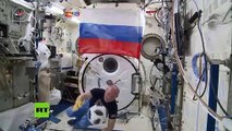 Así juegan al fútbol estos astronautas rusos en la Estación Espacial Internacional