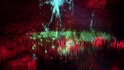 Dordogne : un nouveau spectacle de Noël illumine le gouffre de Proumeyssac