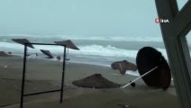 Fırtına sahilde sağlam şemsiye bırakmadı