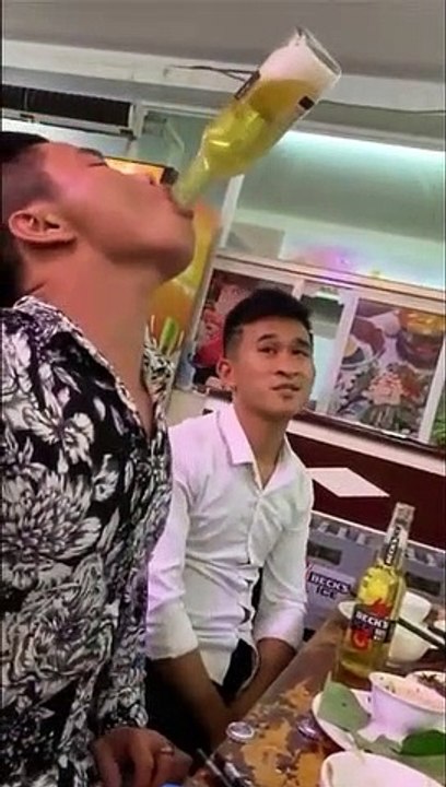 Il voulait assumer de boire une bière entière sans la toucher avec ses mains !