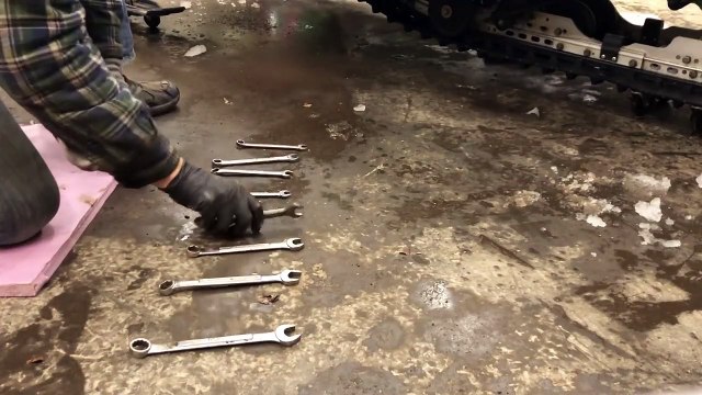 Il joue Jingle Bells avec des clés plates