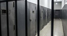 Erkek mahkumla 1200'den fazla kez ilişkiye giren gardiyan tutuklandı