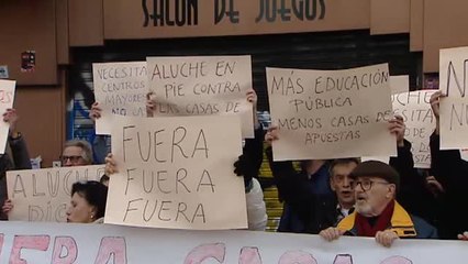 Download Video: Vecinos de Aluche protestan por la reapertura de una casa de apuestas frente a un colegio