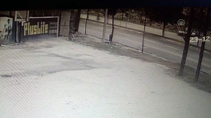 Yolda yürüyen kişinin üzerine sunta düşme anı güvenlik kamerasında - ISPARTA