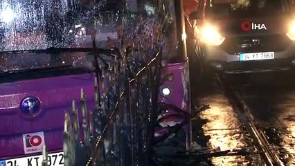 Kabataş’ta otobüs tramvay bariyerlerine çarptı