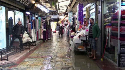 Sağanak Kemeraltı Çarşısı'nda su baskınlarına neden oldu - İZMİR