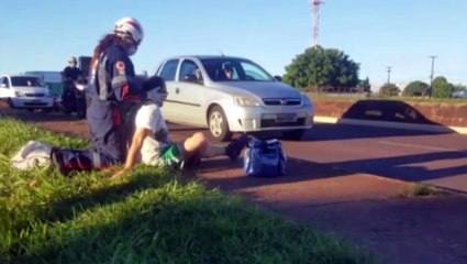 Homem sofre queda de moto na Avenida Carlos Gomes e é socorrido pelo Samu
