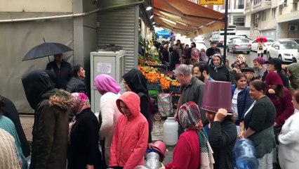 İzmir'de yağmur altında 'su kuyruğu'