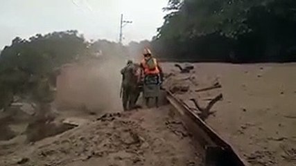 Imágenes muy sensibles!: Así sacan a los muertos sepultados en lodo tras la terrible erupción en Guatemala