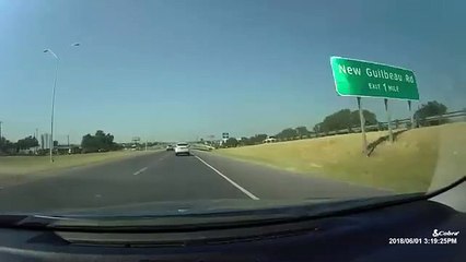 Este coche choca contra un "escritorio salvaje" que aparece de la nada en media autopista