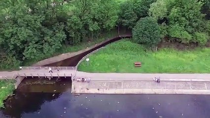 Graban desde un dron cómo es salvado un hombre en el último momento antes de caer al agua