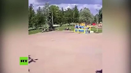 Violenta ráfaga de viento tumba un castillo inflable con niños dentro