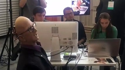 Estos dos robots coquetean como personas durante una conferencia