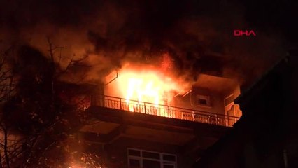 Kadıköy'de 4 katlı bina alev alev yandı