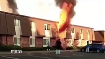 El sobrecogedor momento en que una madre lanza a su bebé por la ventana de un edificio en llamas