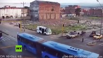 Este autobús atropella a dos asaltantes en moto que huían de la Policía en Colombia