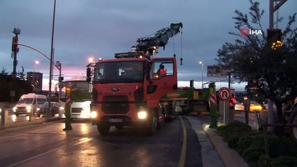 Bakırköy’de servis midibüsü devrildi: 3 yaralı