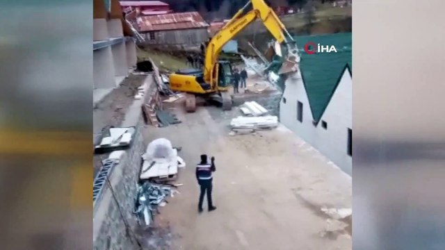 Uzungöl'de kaçak yapılar yıkılmaya başlandı