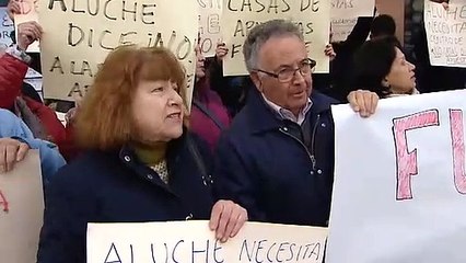 Vecinos de Aluche protestan por la reapertura de una casa de apuestas frente a un colegio