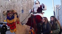 A camello o sobre una tabla de surf, Santa Claus ya recorre el mundo