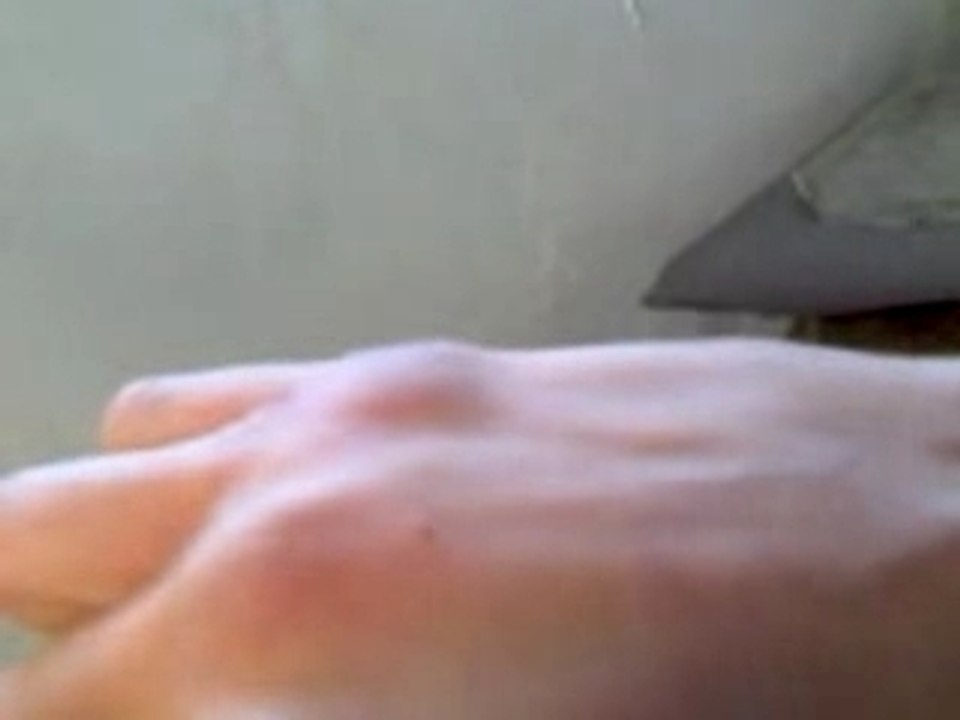 July VS Le mur