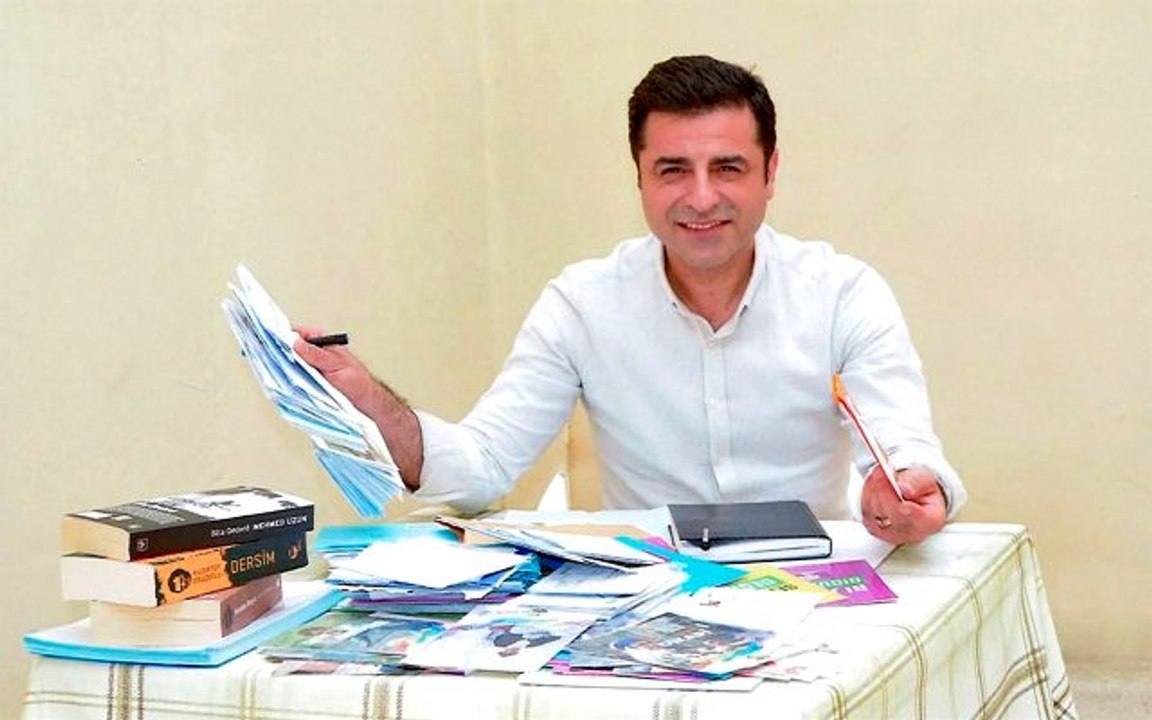 Selahattin Demirtaş: Davutoğlu siyasette başarılı olmak için insanları dinlemeli ve öz eleştiri yapmalı